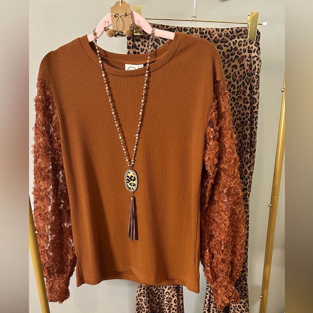 ✨BOUTIQUE BNWT Elena Lace Sleeve Top - Rust✨